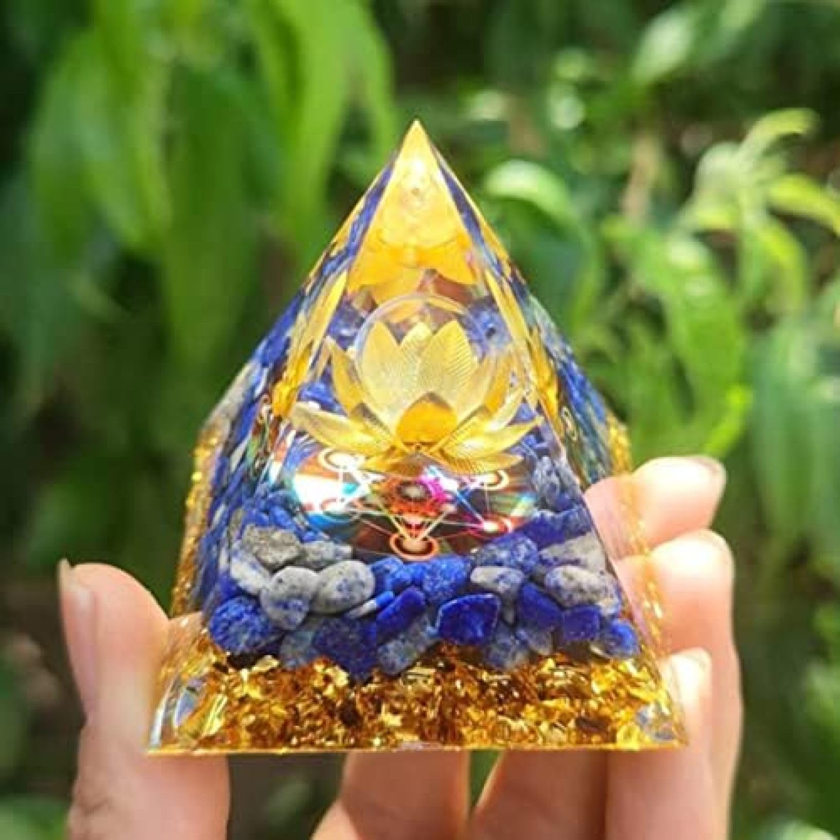 Amazon.co.jp: カラフル 三角クリスタル 錐形 置物 6cm 装飾品